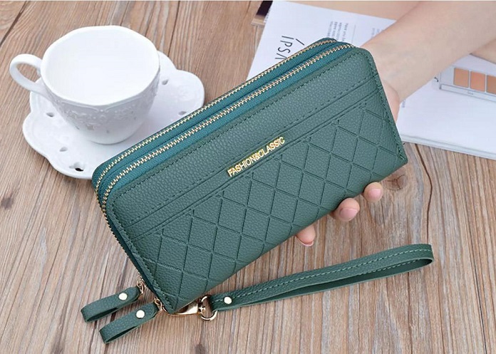 Women's wallet with zippers