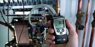 Differential digital presure manometer in use